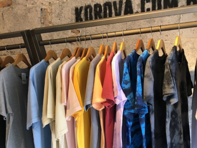 Korova, marca de streetwear, aposta na impressão digital para personalização em tempo real e produção sob demanda